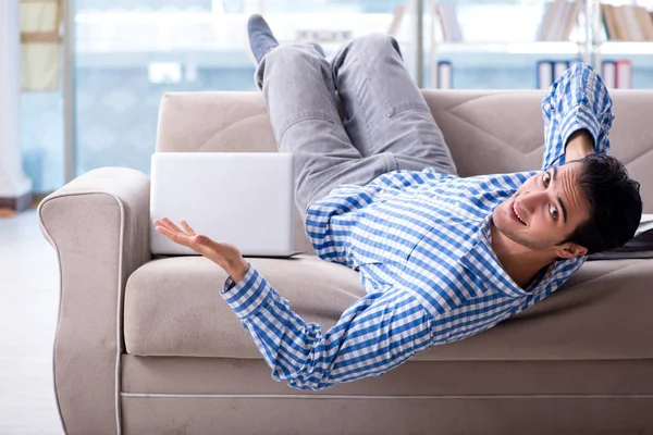 Bilgisayarlı beyaz öğrenci üniversite sınavlarına hazırlanıyor.