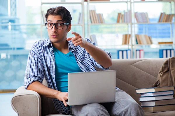 Kaukasisk student med bärbar dator förbereder sig för universitetsexamen — Stockfoto