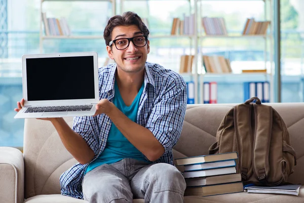 Bilgisayarlı beyaz öğrenci üniversite sınavlarına hazırlanıyor.