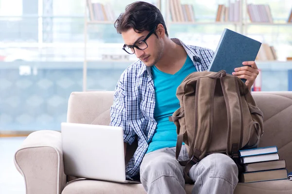 Bilgisayarlı beyaz öğrenci üniversite sınavlarına hazırlanıyor.