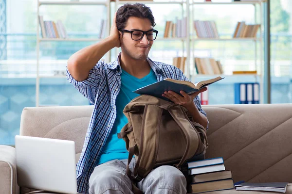 Bilgisayarlı beyaz öğrenci üniversite sınavlarına hazırlanıyor.