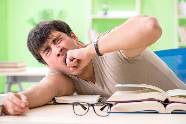 Student bereitet sich auf Uni-Prüfungen vor — Stockfoto