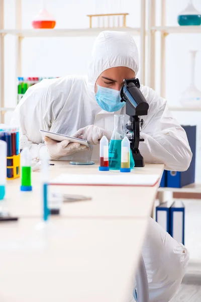 Jovem estudante de química que trabalha em laboratório em produtos químicos — Fotografia de Stock