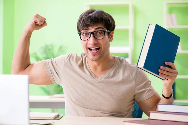 Studenten die zich voorbereiden op universitaire examens — Stockfoto