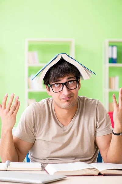 Estudiante preparándose para exámenes universitarios —  Fotos de Stock