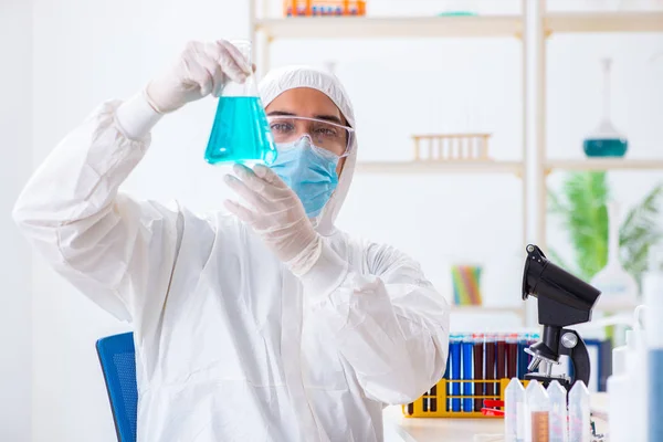 Joven estudiante de química trabajando en laboratorio sobre productos químicos — Foto de Stock