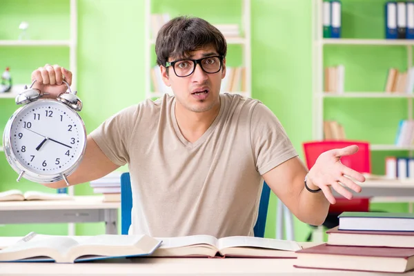 Üniversite sınavlarına hazırlanan öğrenci