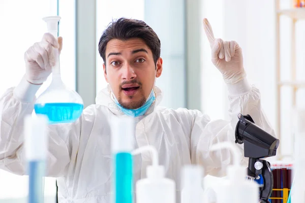 Молодой химик, работающий в лаборатории по химии — стоковое фото