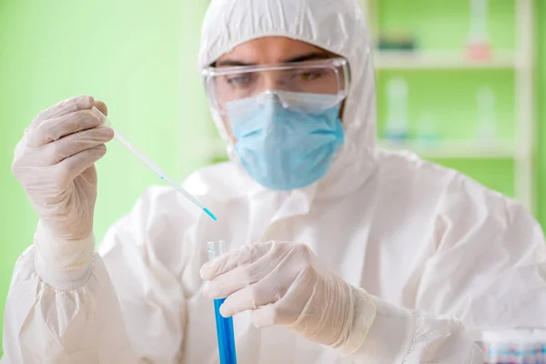 Químico trabajando en el laboratorio en un nuevo experimento —  Fotos de Stock