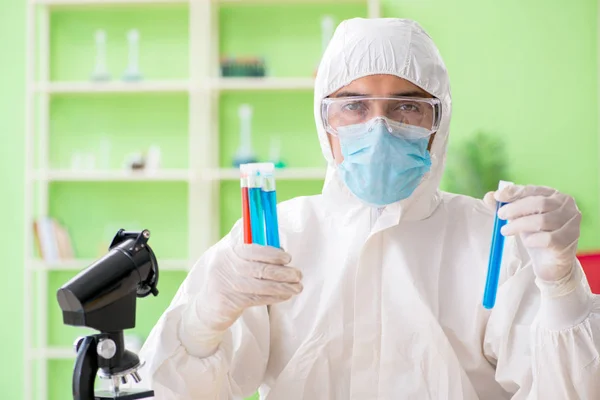 Läkare gör blodanalys i labbet — Stockfoto