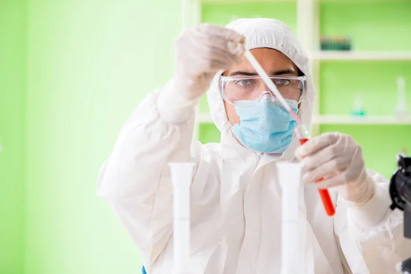 Chemist working in the lab on new experiment — Stock Photo, Image