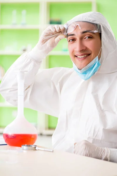 Chimico che lavora in laboratorio su un nuovo esperimento — Foto Stock