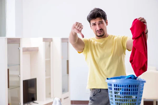 Bonito marido fazendo lavagem em casa — Fotografia de Stock