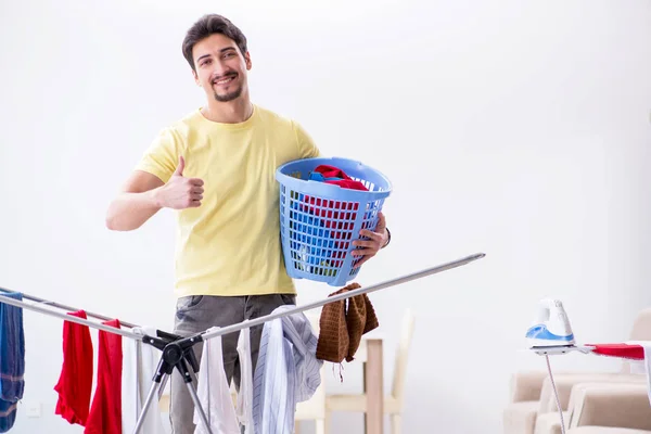 家で洗濯してるハンサムな男の夫 — ストック写真