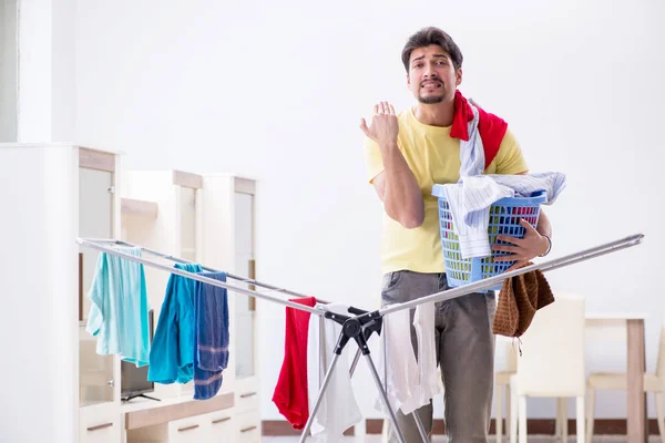 Hombre guapo marido haciendo lavado en casa — Foto de Stock