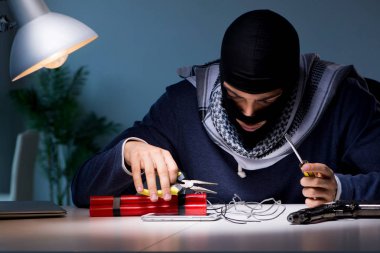 Terörist bombacı bomba hazırlıyor.