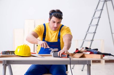 Kat tamircisi işinden memnun değil. 