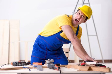 Kat tamircisi işinden memnun değil. 