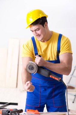 Kat tamircisi işinden memnun değil. 