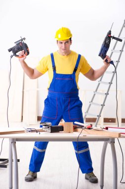 Kat tamircisi işinden memnun değil. 