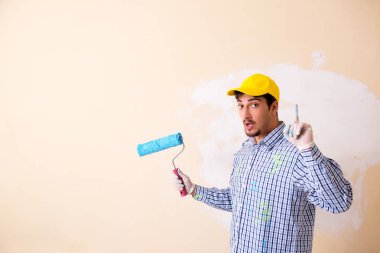 Evdeki duvarı boyayan ressam.