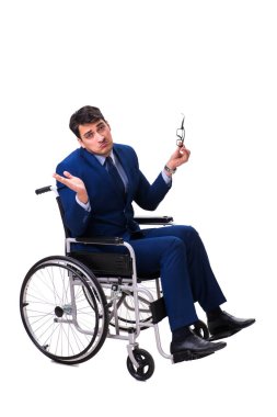 Beyaz arka plan üzerinde izole tekerlekli sandalye ile işadamı