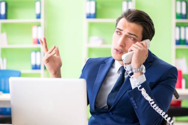 Ofiste çalışan bir işadamı.