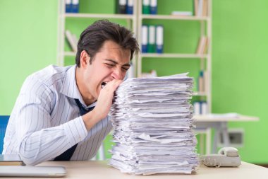 İş adamının evrak işleri ve iş yükü ile ilgili sorunları var