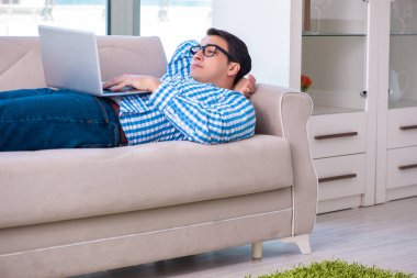 MBA yapan öğrenci çevrimiçi eğitim yapıyor