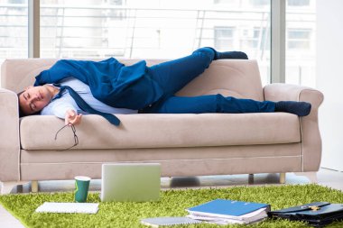 Yorgun ve yorgun iş adamı yorucu bir günün ardından dinleniyor.