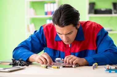Bilgisayar mühendisi bozuk masaüstünü onarıyor