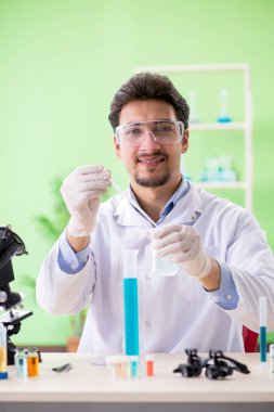 Laboratuvarda çalışan bir kimyager.