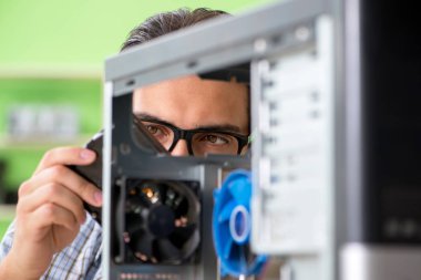 Bilgisayar mühendisi bozuk masaüstünü onarıyor