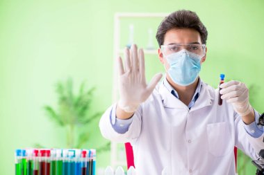 Laboratuvarda çalışan bir kimyager.