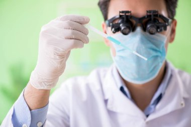 Laboratuvarda çalışan bir kimyager.