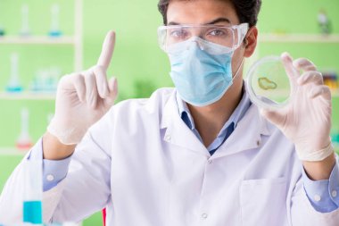 Laboratuvarda çalışan bir kimyager.