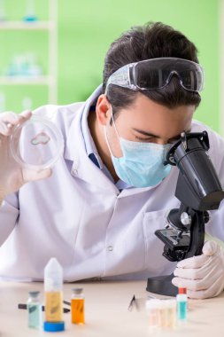 Laboratuvarda çalışan bir kimyager.