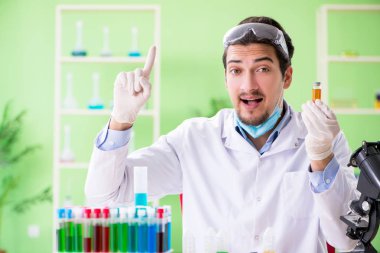 Laboratuvarda çalışan bir kimyager.
