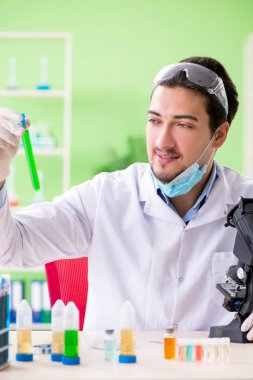 Laboratuvarda çalışan bir kimyager.