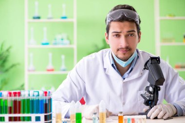 Laboratuvarda çalışan bir kimyager.