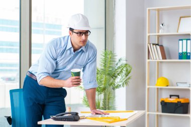 İnşaat mühendisi yeni proje üzerinde çalışıyor