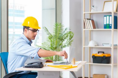 İnşaat mühendisi yeni proje üzerinde çalışıyor