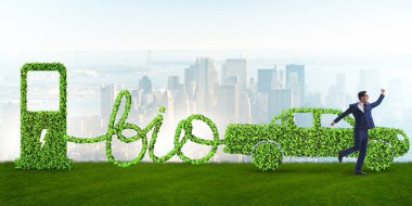 Biyoyakıtla çalışan arabalı bir iş adamı.