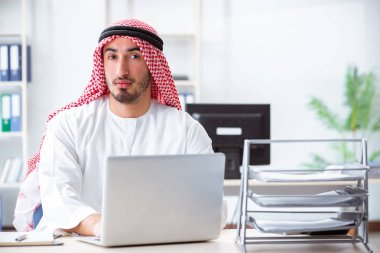Ofiste çalışan Arap işadamı.