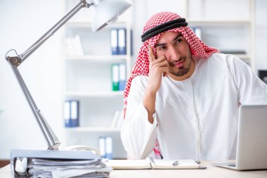 Ofiste çalışan Arap işadamı.