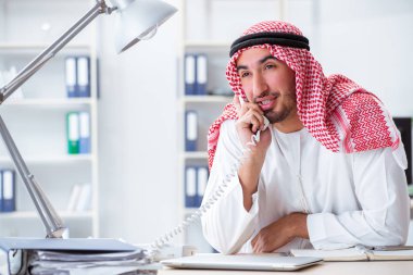 Ofiste çalışan Arap işadamı.