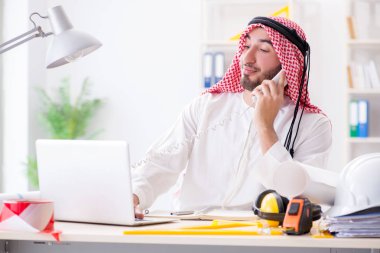 Arap mühendis yeni proje üzerinde çalışıyor