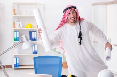 Arap mühendis yeni proje üzerinde çalışıyor