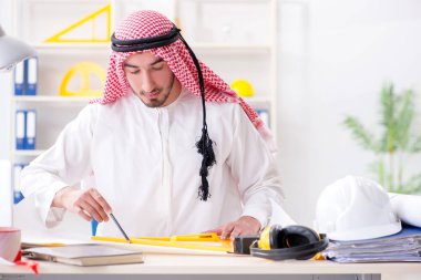 Arap mühendis yeni proje üzerinde çalışıyor