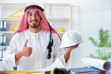 Arap mühendis yeni proje üzerinde çalışıyor